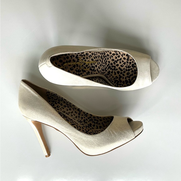 JS-SARAS, gold open-toe heels - Picture 6 of 13